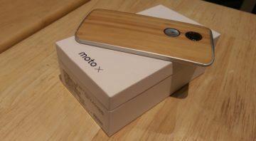 Motorola Moto X se dřevěnými zády