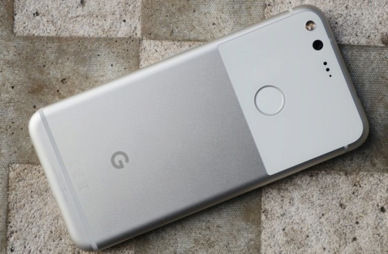 Google Pixel telefony mají magnet