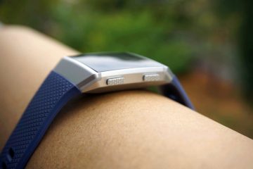 fitbit hodinky tlacitko